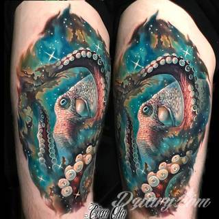 Tatuaż nie tylko dla miłośników morza i marynistyki. Ośmiornice na tatuażach przyjmują nadzwyczaj fantazyjne kształty, które zaskakują różnorodnością, a swoimi mackami ciekawie oplatają poszczególne fragmenty ludzkiego ciała. 