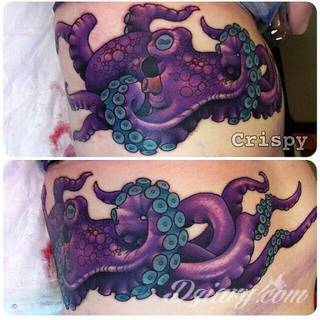 Tatuaż nie tylko dla miłośników morza i marynistyki. Ośmiornice na tatuażach przyjmują nadzwyczaj fantazyjne kształty, które zaskakują różnorodnością, a swoimi mackami ciekawie oplatają poszczególne fragmenty ludzkiego ciała. 