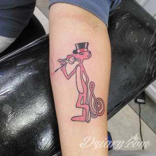 Groźne, ale i uśpione. Leżące, ale i szykujące się do dynamicznego skoku. Tatuaże z panterami podkreślają oryginalne cechy tych zwierząt. Pantery to zarówno drapieżność jak i cierpliwość i równowaga - widać to na tatuażach. 