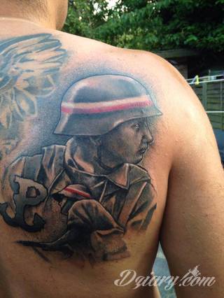 Modne tatuaże patriotyczne nawiązujące do chlubnej historii, wydarzeń z przeszłości czy podkreślające siłę i potencjał Polski. Nowoczesna forma podkreślenia swojego niesłabnącego patriotyzmu - coraz lepiej dostosowana formatami do obu płci. 