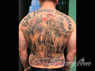 Modne tatuaże patriotyczne nawiązujące do chlubnej historii, wydarzeń z przeszłości czy podkreślające siłę i potencjał Polski. Nowoczesna forma podkreślenia swojego niesłabnącego patriotyzmu - coraz lepiej dostosowana formatami do obu płci. 