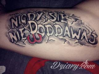Modne tatuaże patriotyczne nawiązujące do chlubnej historii, wydarzeń z przeszłości czy podkreślające siłę i potencjał Polski. Nowoczesna forma podkreślenia swojego niesłabnącego patriotyzmu - coraz lepiej dostosowana formatami do obu płci. 