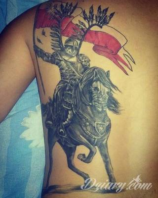 Modne tatuaże patriotyczne nawiązujące do chlubnej historii, wydarzeń z przeszłości czy podkreślające siłę i potencjał Polski. Nowoczesna forma podkreślenia swojego niesłabnącego patriotyzmu - coraz lepiej dostosowana formatami do obu płci. 