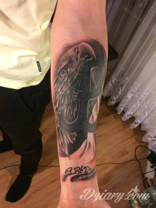 Modne tatuaże patriotyczne nawiązujące do chlubnej historii, wydarzeń z przeszłości czy podkreślające siłę i potencjał Polski. Nowoczesna forma podkreślenia swojego niesłabnącego patriotyzmu - coraz lepiej dostosowana formatami do obu płci. 