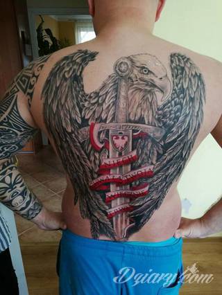 Modne tatuaże patriotyczne nawiązujące do chlubnej historii, wydarzeń z przeszłości czy podkreślające siłę i potencjał Polski. Nowoczesna forma podkreślenia swojego niesłabnącego patriotyzmu - coraz lepiej dostosowana formatami do obu płci. 