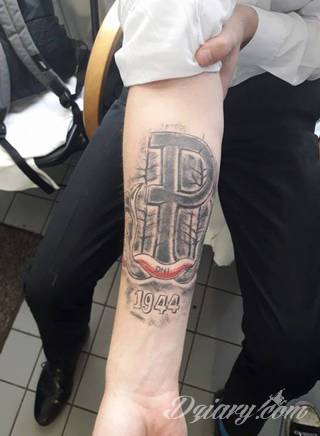Modne tatuaże patriotyczne nawiązujące do chlubnej historii, wydarzeń z przeszłości czy podkreślające siłę i potencjał Polski. Nowoczesna forma podkreślenia swojego niesłabnącego patriotyzmu - coraz lepiej dostosowana formatami do obu płci. 