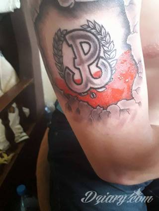 Modne tatuaże patriotyczne nawiązujące do chlubnej historii, wydarzeń z przeszłości czy podkreślające siłę i potencjał Polski. Nowoczesna forma podkreślenia swojego niesłabnącego patriotyzmu - coraz lepiej dostosowana formatami do obu płci. 