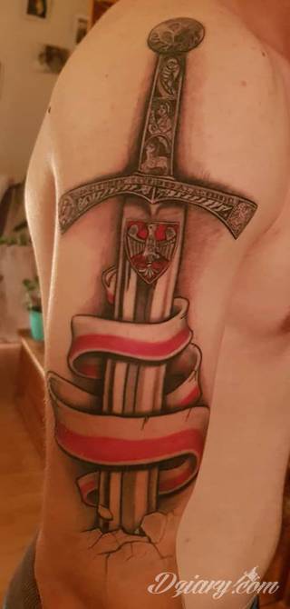 Modne tatuaże patriotyczne nawiązujące do chlubnej historii, wydarzeń z przeszłości czy podkreślające siłę i potencjał Polski. Nowoczesna forma podkreślenia swojego niesłabnącego patriotyzmu - coraz lepiej dostosowana formatami do obu płci. 