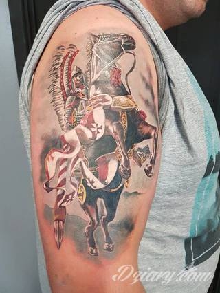 Modne tatuaże patriotyczne nawiązujące do chlubnej historii, wydarzeń z przeszłości czy podkreślające siłę i potencjał Polski. Nowoczesna forma podkreślenia swojego niesłabnącego patriotyzmu - coraz lepiej dostosowana formatami do obu płci. 
