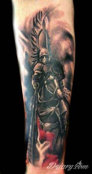 Modne tatuaże patriotyczne nawiązujące do chlubnej historii, wydarzeń z przeszłości czy podkreślające siłę i potencjał Polski. Nowoczesna forma podkreślenia swojego niesłabnącego patriotyzmu - coraz lepiej dostosowana formatami do obu płci. 