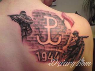 Modne tatuaże patriotyczne nawiązujące do chlubnej historii, wydarzeń z przeszłości czy podkreślające siłę i potencjał Polski. Nowoczesna forma podkreślenia swojego niesłabnącego patriotyzmu - coraz lepiej dostosowana formatami do obu płci. 