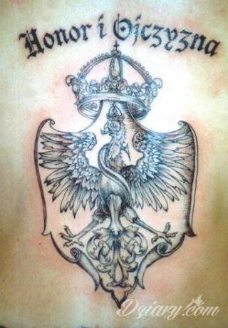 Modne tatuaże patriotyczne nawiązujące do chlubnej historii, wydarzeń z przeszłości czy podkreślające siłę i potencjał Polski. Nowoczesna forma podkreślenia swojego niesłabnącego patriotyzmu - coraz lepiej dostosowana formatami do obu płci. 