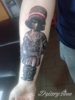 Modne tatuaże patriotyczne nawiązujące do chlubnej historii, wydarzeń z przeszłości czy podkreślające siłę i potencjał Polski. Nowoczesna forma podkreślenia swojego niesłabnącego patriotyzmu - coraz lepiej dostosowana formatami do obu płci. 