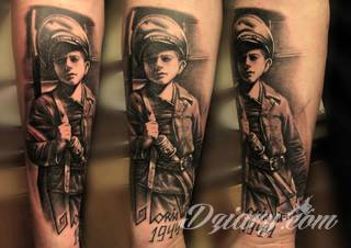 Modne tatuaże patriotyczne nawiązujące do chlubnej historii, wydarzeń z przeszłości czy podkreślające siłę i potencjał Polski. Nowoczesna forma podkreślenia swojego niesłabnącego patriotyzmu - coraz lepiej dostosowana formatami do obu płci. 