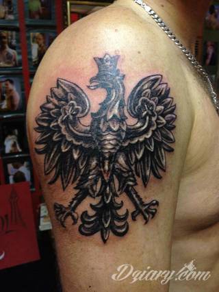 Modne tatuaże patriotyczne nawiązujące do chlubnej historii, wydarzeń z przeszłości czy podkreślające siłę i potencjał Polski. Nowoczesna forma podkreślenia swojego niesłabnącego patriotyzmu - coraz lepiej dostosowana formatami do obu płci. 