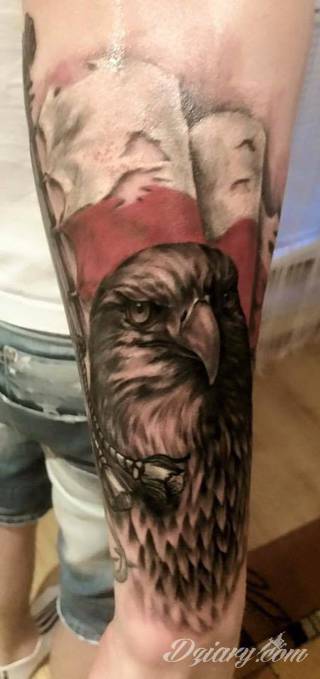 Modne tatuaże patriotyczne nawiązujące do chlubnej historii, wydarzeń z przeszłości czy podkreślające siłę i potencjał Polski. Nowoczesna forma podkreślenia swojego niesłabnącego patriotyzmu - coraz lepiej dostosowana formatami do obu płci. 