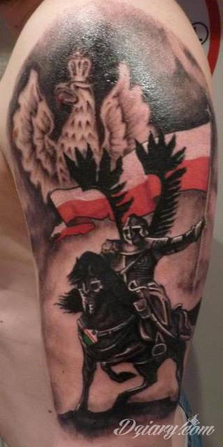 Modne tatuaże patriotyczne nawiązujące do chlubnej historii, wydarzeń z przeszłości czy podkreślające siłę i potencjał Polski. Nowoczesna forma podkreślenia swojego niesłabnącego patriotyzmu - coraz lepiej dostosowana formatami do obu płci. 
