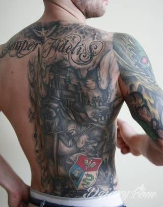 Modne tatuaże patriotyczne nawiązujące do chlubnej historii, wydarzeń z przeszłości czy podkreślające siłę i potencjał Polski. Nowoczesna forma podkreślenia swojego niesłabnącego patriotyzmu - coraz lepiej dostosowana formatami do obu płci. 