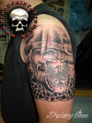 Modne tatuaże patriotyczne nawiązujące do chlubnej historii, wydarzeń z przeszłości czy podkreślające siłę i potencjał Polski. Nowoczesna forma podkreślenia swojego niesłabnącego patriotyzmu - coraz lepiej dostosowana formatami do obu płci. 