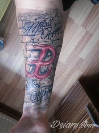 Modne tatuaże patriotyczne nawiązujące do chlubnej historii, wydarzeń z przeszłości czy podkreślające siłę i potencjał Polski. Nowoczesna forma podkreślenia swojego niesłabnącego patriotyzmu - coraz lepiej dostosowana formatami do obu płci. 