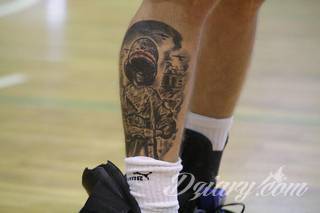 Modne tatuaże patriotyczne nawiązujące do chlubnej historii, wydarzeń z przeszłości czy podkreślające siłę i potencjał Polski. Nowoczesna forma podkreślenia swojego niesłabnącego patriotyzmu - coraz lepiej dostosowana formatami do obu płci. 