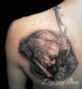 Modne tatuaże patriotyczne nawiązujące do chlubnej historii, wydarzeń z przeszłości czy podkreślające siłę i potencjał Polski. Nowoczesna forma podkreślenia swojego niesłabnącego patriotyzmu - coraz lepiej dostosowana formatami do obu płci. 