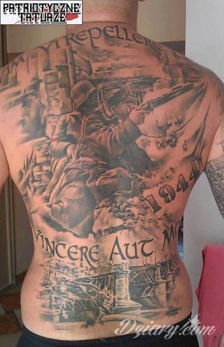 Modne tatuaże patriotyczne nawiązujące do chlubnej historii, wydarzeń z przeszłości czy podkreślające siłę i potencjał Polski. Nowoczesna forma podkreślenia swojego niesłabnącego patriotyzmu - coraz lepiej dostosowana formatami do obu płci. 