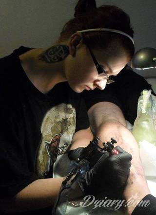 Modne tatuaże patriotyczne nawiązujące do chlubnej historii, wydarzeń z przeszłości czy podkreślające siłę i potencjał Polski. Nowoczesna forma podkreślenia swojego niesłabnącego patriotyzmu - coraz lepiej dostosowana formatami do obu płci. 