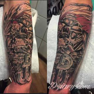 Modne tatuaże patriotyczne nawiązujące do chlubnej historii, wydarzeń z przeszłości czy podkreślające siłę i potencjał Polski. Nowoczesna forma podkreślenia swojego niesłabnącego patriotyzmu - coraz lepiej dostosowana formatami do obu płci. 