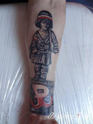 Modne tatuaże patriotyczne nawiązujące do chlubnej historii, wydarzeń z przeszłości czy podkreślające siłę i potencjał Polski. Nowoczesna forma podkreślenia swojego niesłabnącego patriotyzmu - coraz lepiej dostosowana formatami do obu płci. 