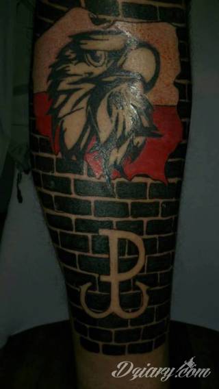 Modne tatuaże patriotyczne nawiązujące do chlubnej historii, wydarzeń z przeszłości czy podkreślające siłę i potencjał Polski. Nowoczesna forma podkreślenia swojego niesłabnącego patriotyzmu - coraz lepiej dostosowana formatami do obu płci. 