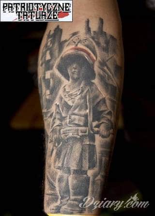 Modne tatuaże patriotyczne nawiązujące do chlubnej historii, wydarzeń z przeszłości czy podkreślające siłę i potencjał Polski. Nowoczesna forma podkreślenia swojego niesłabnącego patriotyzmu - coraz lepiej dostosowana formatami do obu płci. 