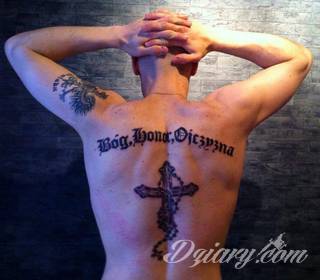 Modne tatuaże patriotyczne nawiązujące do chlubnej historii, wydarzeń z przeszłości czy podkreślające siłę i potencjał Polski. Nowoczesna forma podkreślenia swojego niesłabnącego patriotyzmu - coraz lepiej dostosowana formatami do obu płci. 