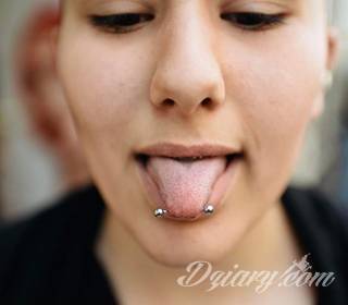 Tatuaże modyfikujące ciało - nie tylko dla osób ceniących sobie alternatywny styl bycia. Dobrze wykonane tatuaże łączące grafikę i pierścienie czy kolczyki stanowią intrygującą kompozycję na każdym fragmencie skóry; szczególnie w miejscach zazwyczaj zakrytych. 
