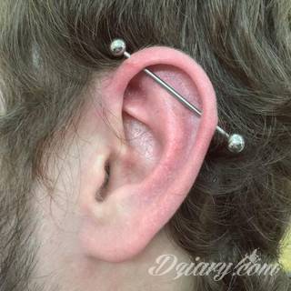 Tatuaże modyfikujące ciało - nie tylko dla osób ceniących sobie alternatywny styl bycia. Dobrze wykonane tatuaże łączące grafikę i pierścienie czy kolczyki stanowią intrygującą kompozycję na każdym fragmencie skóry; szczególnie w miejscach zazwyczaj zakrytych. 