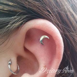 Tatuaże modyfikujące ciało - nie tylko dla osób ceniących sobie alternatywny styl bycia. Dobrze wykonane tatuaże łączące grafikę i pierścienie czy kolczyki stanowią intrygującą kompozycję na każdym fragmencie skóry; szczególnie w miejscach zazwyczaj zakrytych. 