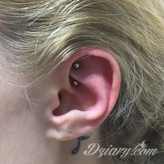 Tatuaże modyfikujące ciało - nie tylko dla osób ceniących sobie alternatywny styl bycia. Dobrze wykonane tatuaże łączące grafikę i pierścienie czy kolczyki stanowią intrygującą kompozycję na każdym fragmencie skóry; szczególnie w miejscach zazwyczaj zakrytych. 