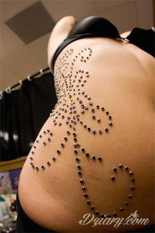 Tatuaże modyfikujące ciało - nie tylko dla osób ceniących sobie alternatywny styl bycia. Dobrze wykonane tatuaże łączące grafikę i pierścienie czy kolczyki stanowią intrygującą kompozycję na każdym fragmencie skóry; szczególnie w miejscach zazwyczaj zakrytych. 