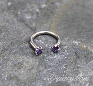 Tatuaże modyfikujące ciało - nie tylko dla osób ceniących sobie alternatywny styl bycia. Dobrze wykonane tatuaże łączące grafikę i pierścienie czy kolczyki stanowią intrygującą kompozycję na każdym fragmencie skóry; szczególnie w miejscach zazwyczaj zakrytych. 