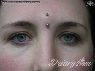 Tatuaże modyfikujące ciało - nie tylko dla osób ceniących sobie alternatywny styl bycia. Dobrze wykonane tatuaże łączące grafikę i pierścienie czy kolczyki stanowią intrygującą kompozycję na każdym fragmencie skóry; szczególnie w miejscach zazwyczaj zakrytych. 