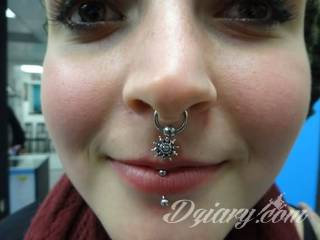 Tatuaże modyfikujące ciało - nie tylko dla osób ceniących sobie alternatywny styl bycia. Dobrze wykonane tatuaże łączące grafikę i pierścienie czy kolczyki stanowią intrygującą kompozycję na każdym fragmencie skóry; szczególnie w miejscach zazwyczaj zakrytych. 