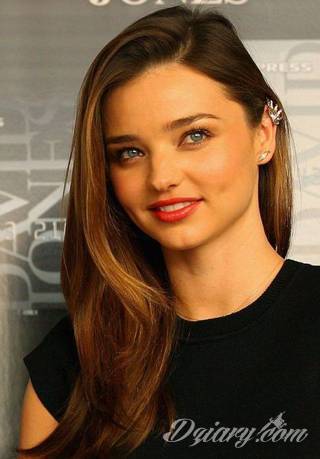 Tatuaże modyfikujące ciało - nie tylko dla osób ceniących sobie alternatywny styl bycia. Dobrze wykonane tatuaże łączące grafikę i pierścienie czy kolczyki stanowią intrygującą kompozycję na każdym fragmencie skóry; szczególnie w miejscach zazwyczaj zakrytych. 