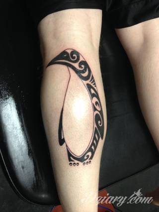 Pingwin na skórze to tatuaż dla osób z dystansem, lekkim przymrużeniem oka. Mało popularne rozwiązanie - zwraca uwagę indywidualizmem i swobodą. Pingwiny na tatuażach to raczej niewielkie rysunki skórne, które nie są nadmiernie wyeksponowane, a stanowią drobną ozdobę na ciele. 