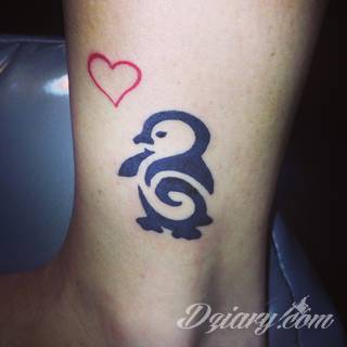 Pingwin na skórze to tatuaż dla osób z dystansem, lekkim przymrużeniem oka. Mało popularne rozwiązanie - zwraca uwagę indywidualizmem i swobodą. Pingwiny na tatuażach to raczej niewielkie rysunki skórne, które nie są nadmiernie wyeksponowane, a stanowią drobną ozdobę na ciele. 