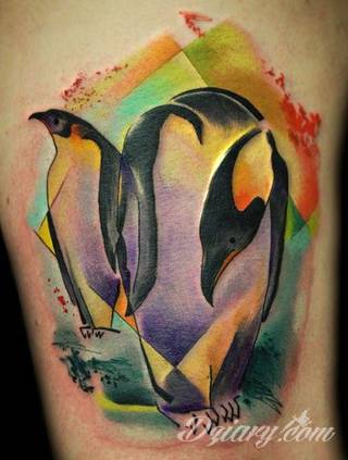 Pingwin na skórze to tatuaż dla osób z dystansem, lekkim przymrużeniem oka. Mało popularne rozwiązanie - zwraca uwagę indywidualizmem i swobodą. Pingwiny na tatuażach to raczej niewielkie rysunki skórne, które nie są nadmiernie wyeksponowane, a stanowią drobną ozdobę na ciele. 