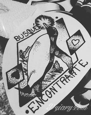 Pingwin na skórze to tatuaż dla osób z dystansem, lekkim przymrużeniem oka. Mało popularne rozwiązanie - zwraca uwagę indywidualizmem i swobodą. Pingwiny na tatuażach to raczej niewielkie rysunki skórne, które nie są nadmiernie wyeksponowane, a stanowią drobną ozdobę na ciele. 