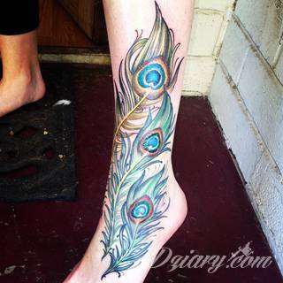 Wielkie możliwości aranżacji sprawiają, że wzór piór to kopalnia pomysłów na ciekawe tatuaże. Rysunki nawiązują w ten sposób zarówno do natury i swobody ptaków jak i historii - tworząc wzory niczym husaria lub indiańskie pióra z Dzikiego Zachodu. 