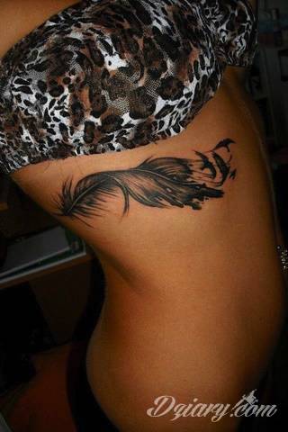 Wielkie możliwości aranżacji sprawiają, że wzór piór to kopalnia pomysłów na ciekawe tatuaże. Rysunki nawiązują w ten sposób zarówno do natury i swobody ptaków jak i historii - tworząc wzory niczym husaria lub indiańskie pióra z Dzikiego Zachodu. 