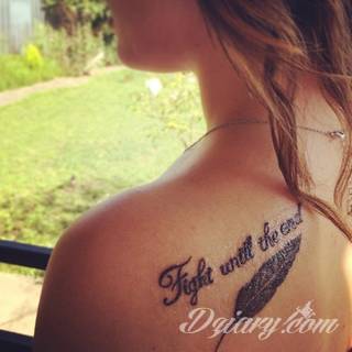 Wielkie możliwości aranżacji sprawiają, że wzór piór to kopalnia pomysłów na ciekawe tatuaże. Rysunki nawiązują w ten sposób zarówno do natury i swobody ptaków jak i historii - tworząc wzory niczym husaria lub indiańskie pióra z Dzikiego Zachodu. 