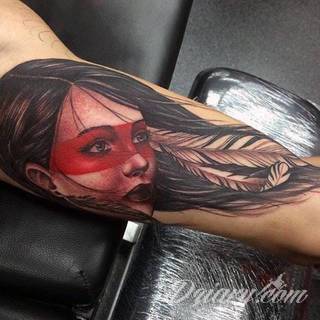 Wielkie możliwości aranżacji sprawiają, że wzór piór to kopalnia pomysłów na ciekawe tatuaże. Rysunki nawiązują w ten sposób zarówno do natury i swobody ptaków jak i historii - tworząc wzory niczym husaria lub indiańskie pióra z Dzikiego Zachodu. 